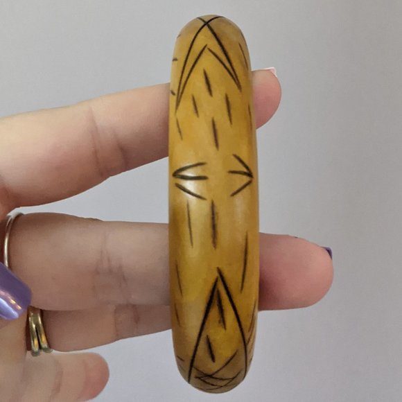 Carved wooden bangle bracelet - Picture 4 of 5